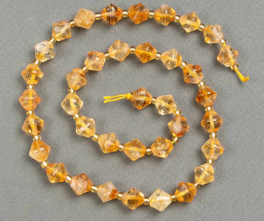 Beads on a thread of natural citrine, faceted diamond-shaped 9x8.5 mm, length 39 cm, (seed beads 3x3 mm)