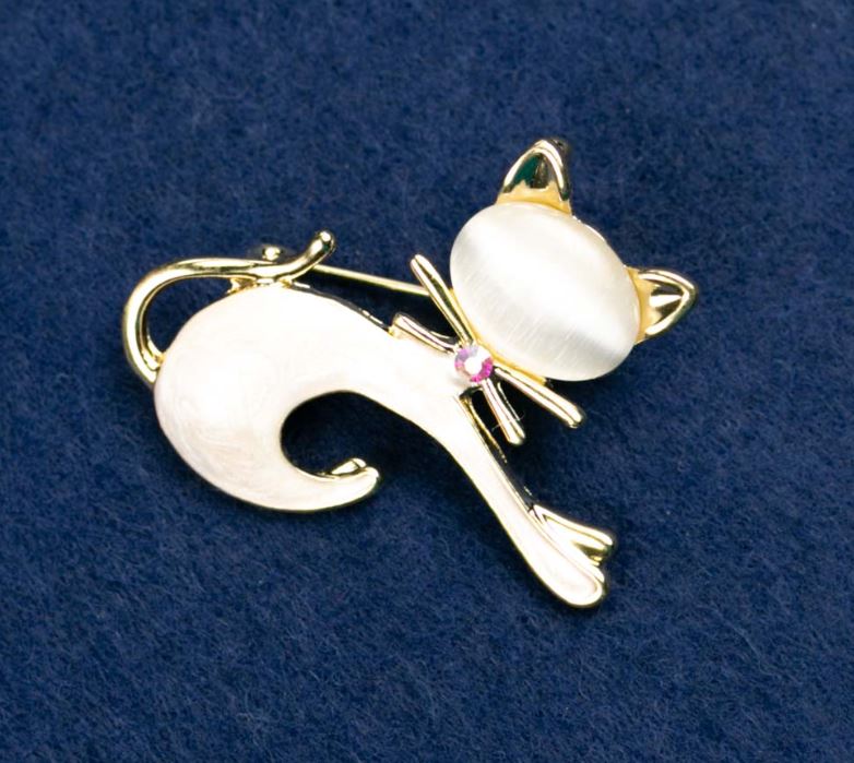 Brooch 'Kitty Cat's Eye' with White Enamel, 37×44 mm, Yellow Metal
