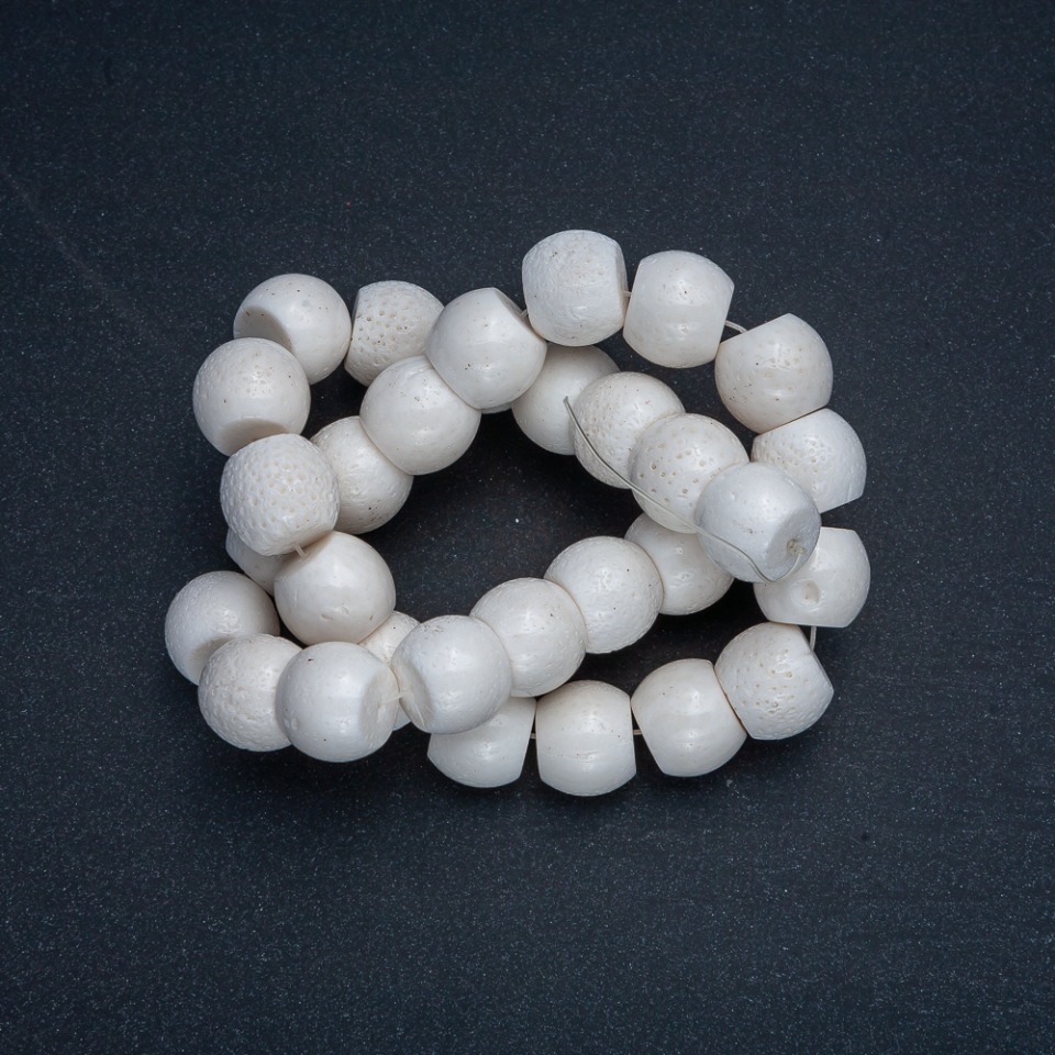 Beads on a thread, natural white sponge coral rondelle, diameter 15x14 mm, length 41 cm+