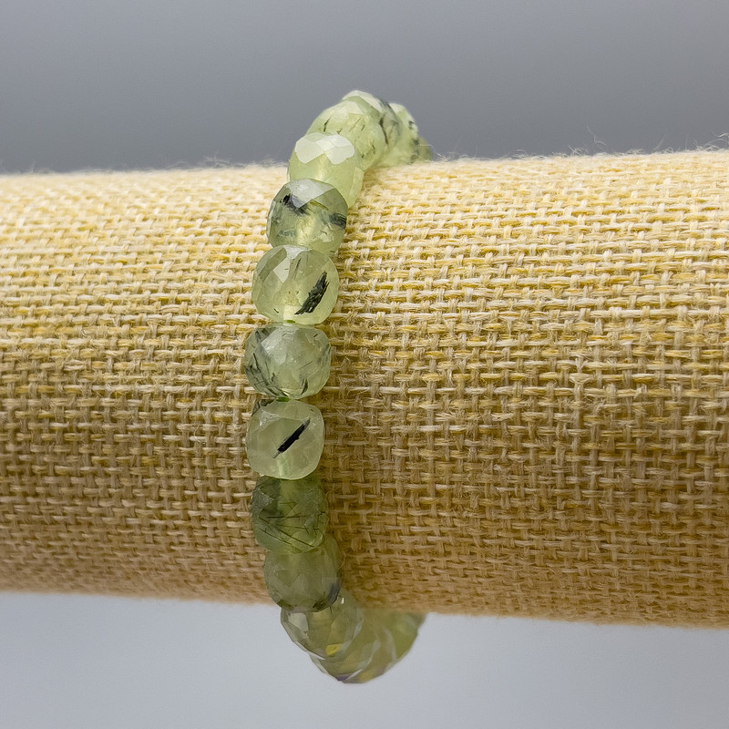 Prenite bracelet with natural stone, faceted cube, 8 mm diameter, 18 cm length (stretch)