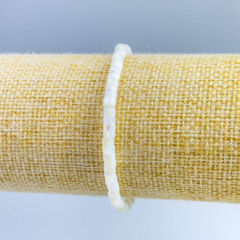 Bracelet with toned white mother-of-pearl discs, 4×2 mm diameter, 18 cm length (stretch)