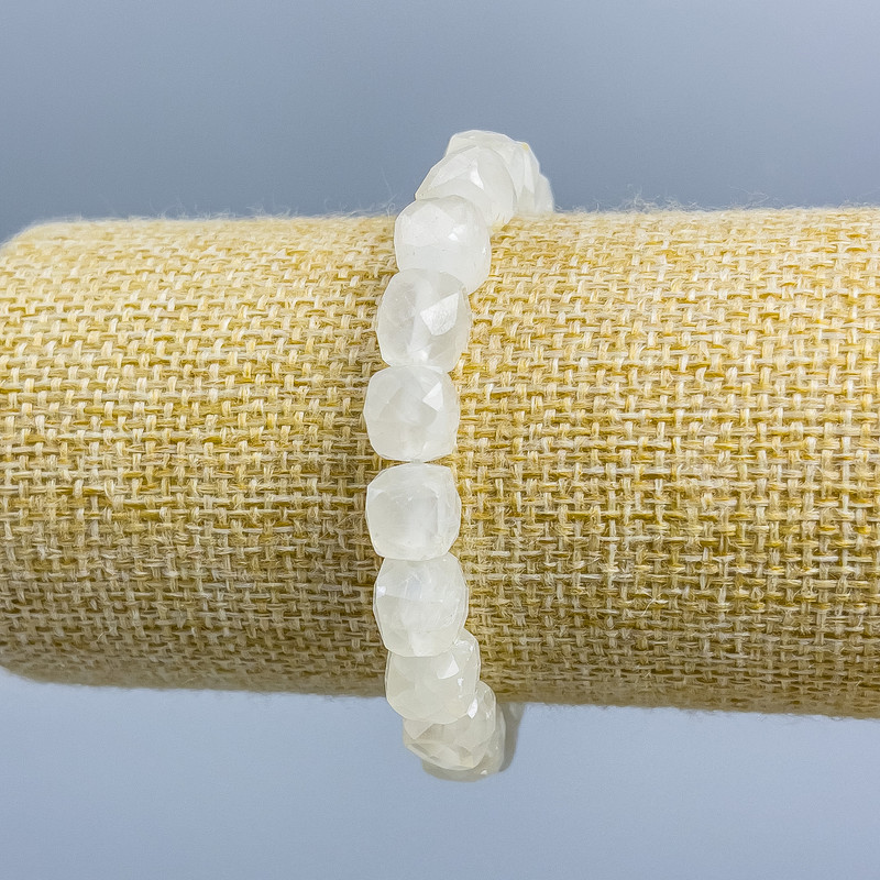 Bracelet with Mountain Crystal natural stone, faceted cube, diameter 9x9mm, length 18cm (stretch)