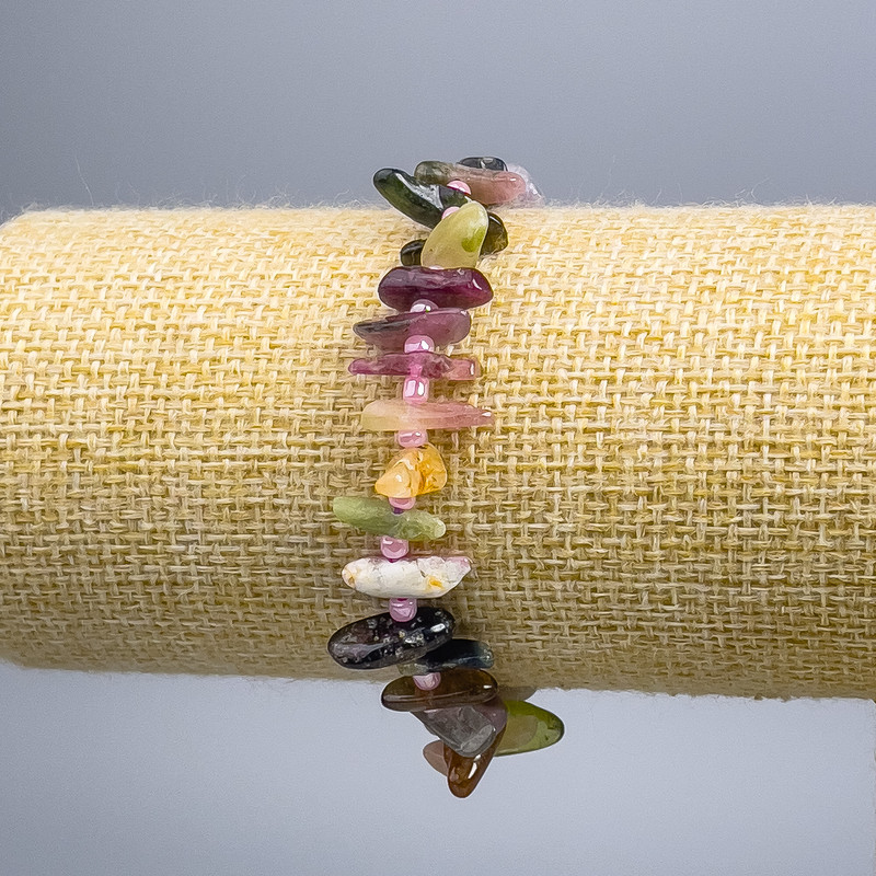 Tourmaline chip 'Needle' bracelet, 12×3 mm ± with beads, 2 mm ±, length 18 cm (stretch)