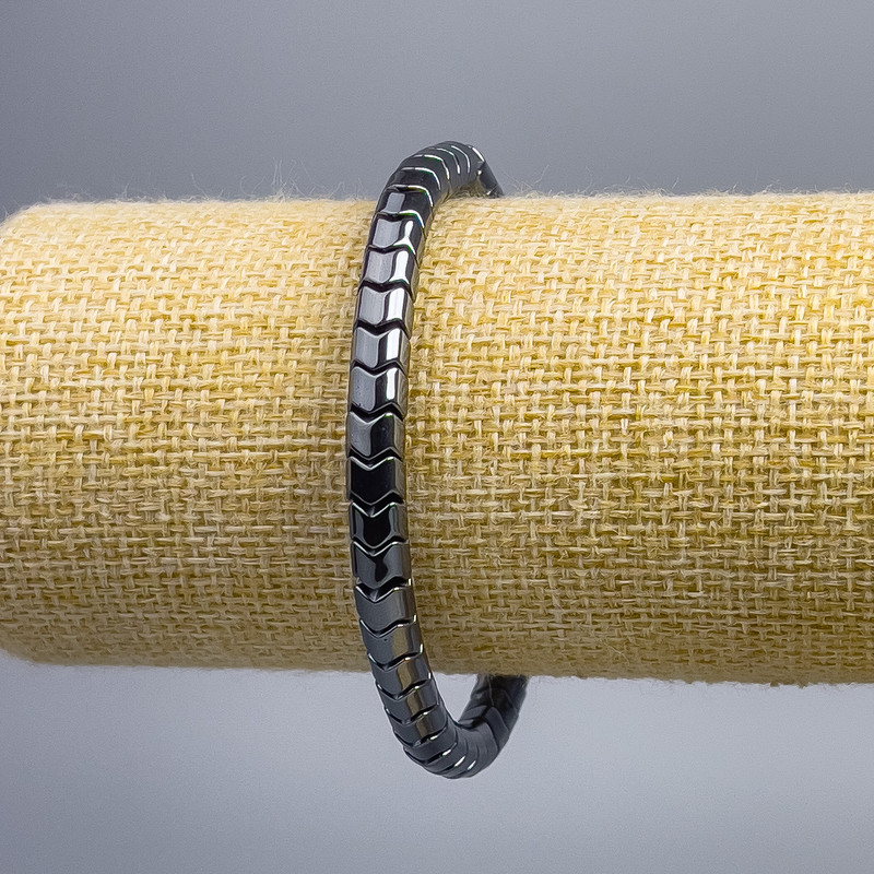 Hematite Zigzag Bracelet, diameter 5–6 mm, length 18 cm (stretch)