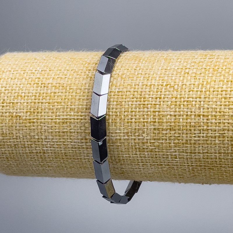 Hematite Arrow Bracelet, diameter 6x10x3 mm ±, length 18 cm (stretch)