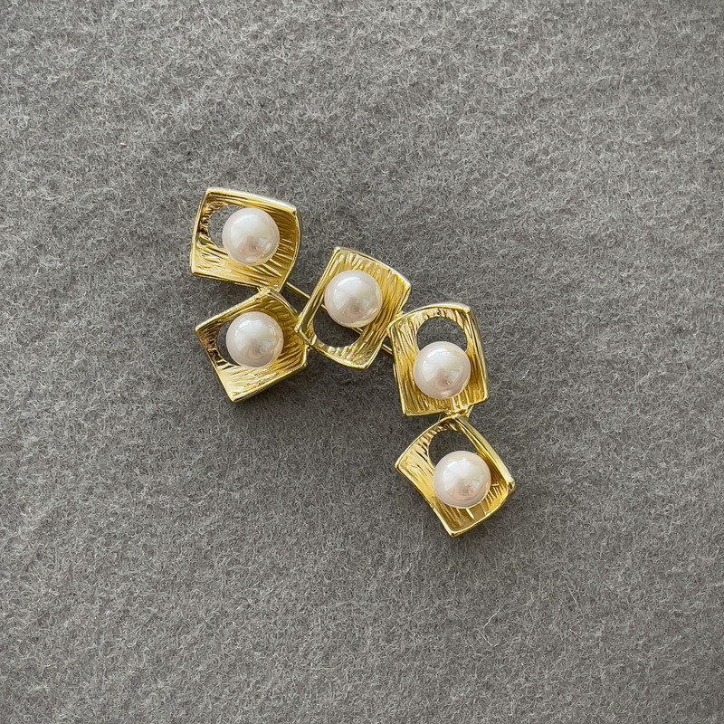 Accent Brooch with White Pearls, Gold-Tone Metal 62x37mm +