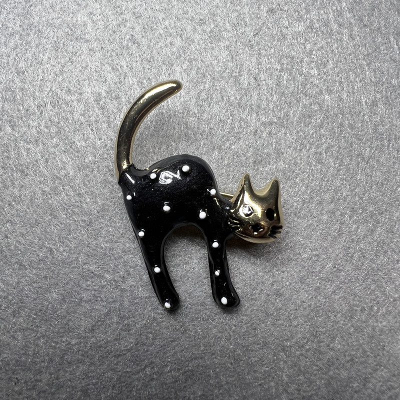 Brooch Cat with Black and White Mother-of-Pearl, Gold-Toned Metal 28×37 mm