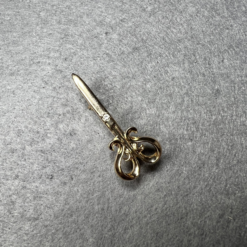 Brooch 'Scissors' with white crystals, gold-toned metal, 15×34 mm