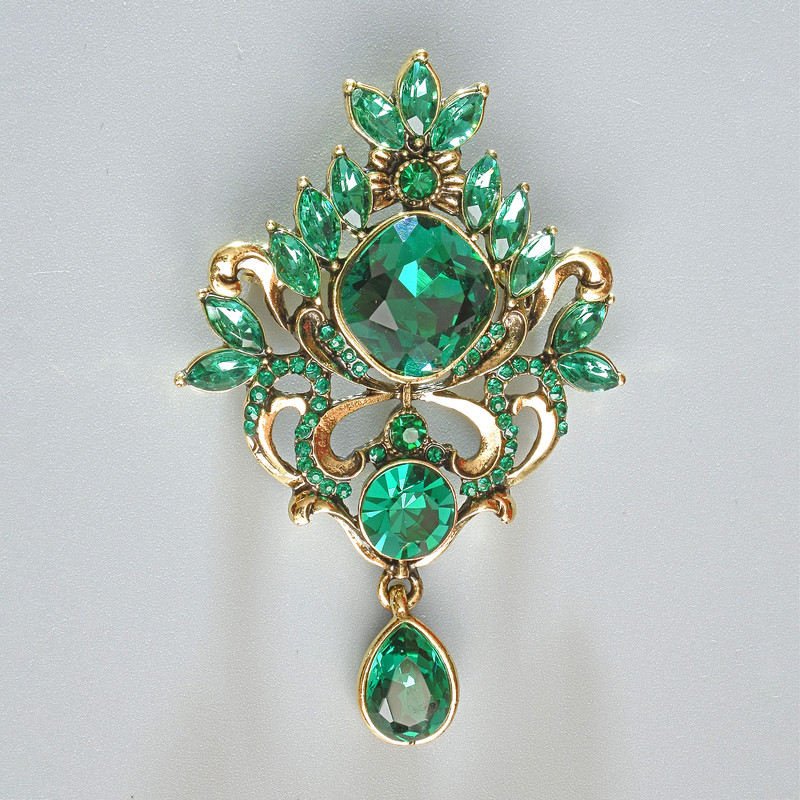 Accent brooch pendant with green crystals and rhinestones, gold-toned metal 40x58mm